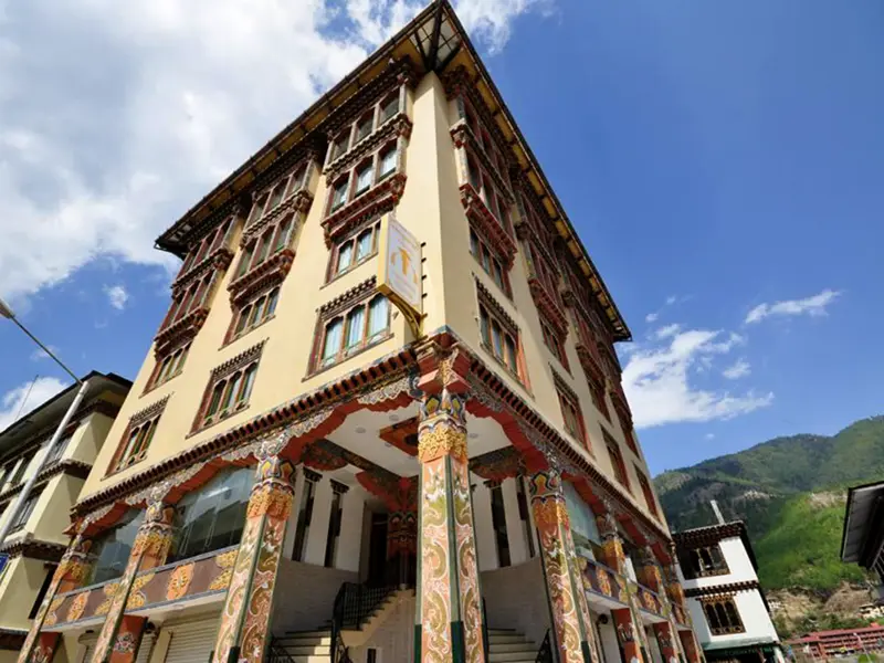 Auf der Marco Polo Rundreise in der Mini-Gruppe genießen Sie bhutanische Gastfreundschaft und spektakuläre Bergpanoramen im Hotel Dewachen in Gangtey.