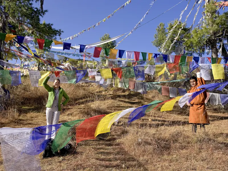 Auf unserer Rundreise durch Bhutan haben wir Gelegenheit, auch eine Gebetsfahne aufzuhängen und unsere Bitten dem Wind zu übergeben.