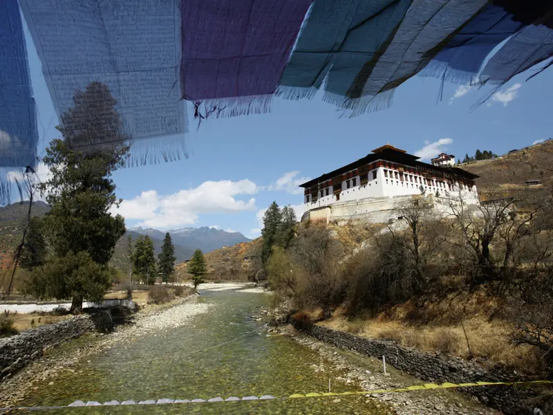 Auf unserer Rundreise durch Bhutan sehen wir einige Klosterburgen wie den Paro Dzong.