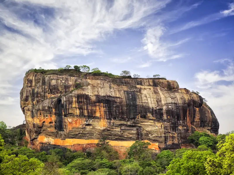 Wir besuchen auf unserer Rundreise durch Sri Lanka die Felsenfestung von Sigiriya und bestaunen die Wolkenmädchen.