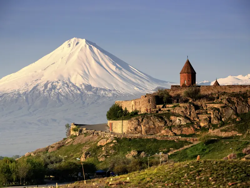 Heute auf unserer Entdeckerliste in Armenien: das Kloster Chor Wirab mit dem mächtigen Berg Ararat am Horizont. Eines der landschaftlichen Highlights unserer Rundreise mit der Marco Polo Mini-Gruppe.