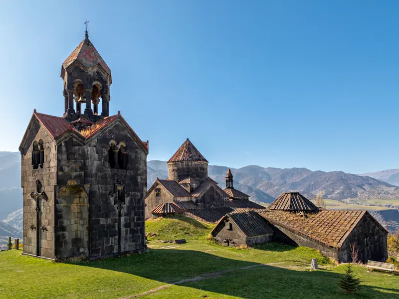 Auf unserer Rundreise durch Armenien und Georgien sehen wir das über 1000 Jahre alte Kloster Haghpat (UNESCO-Welterbe). Es  thront auf einem Felsplateau hoch über Alaverdi und erscheint wie eine wehrhafte Trutzburg.