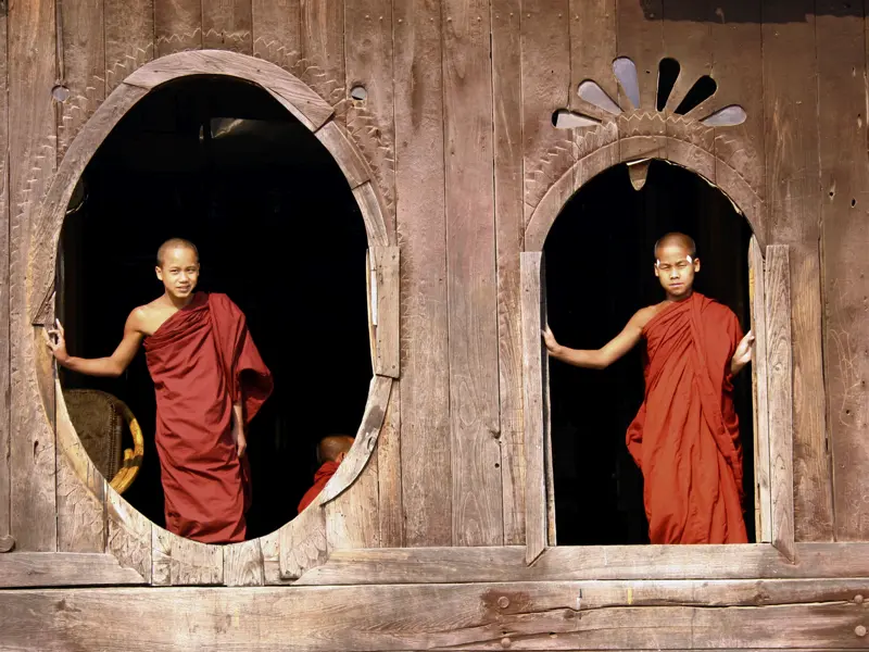 Ein buddhistisches Kloster am Wegesrand, unterwegs zum Inlesee. Mönche in ihren rostroten Gewändern sind in Myanmar allgegenwärtig. Eindrücke, die uns von unserer Rundreise in Erinnerung bleiben werden.