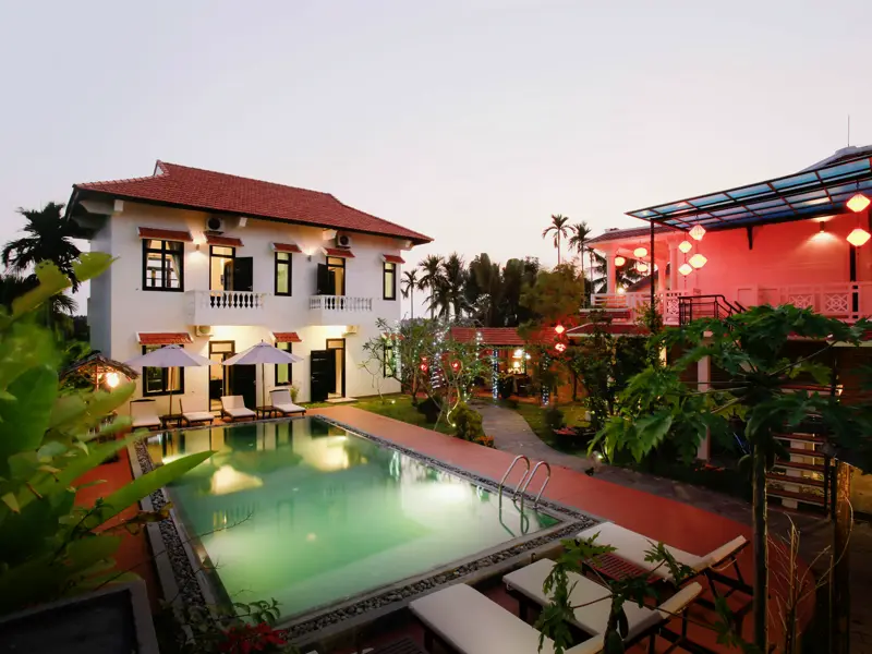 Übernachten wie bei Freunden in unserem kleinen persönlichen Hotel Red Frangipani Villa zwischen Hoi An und Strand.