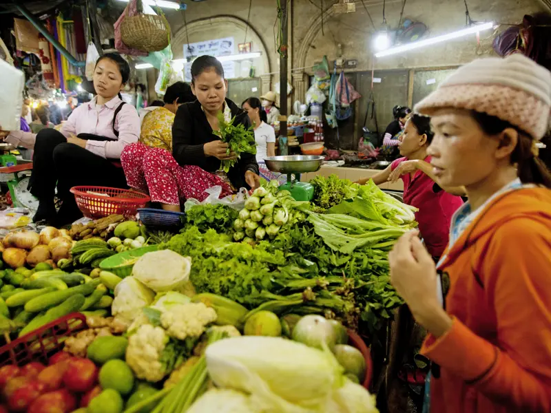 Im Trubel des Marktes erleben wir Kambodscha hautnah. Wir kaufen wir die frischesten Zutaten ein, um sie anschließend im Wok zubereitet als Streetfood zu genießen.