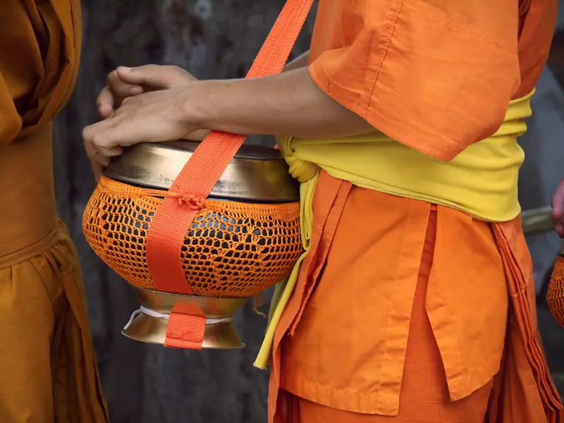 Auf der Rundreise durch Laos und Kambodscha begegnen wir immer wieder buddhistischen Mönchen in ihren orangen Roben. Wer mag, steht in Luang Prabang früh auf, um sie bei ihrem morgendlichen Almosengang zu sehen.