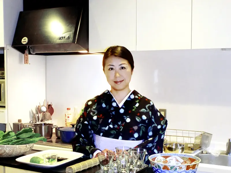 Auf unserer Rundreise durch Japan wird es heute kulinarisch: In ihrem Gästehaus weiht uns Frau Kaori in die Geheimnisse der japanischen Kochkunst ein.