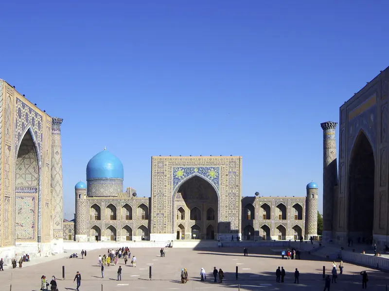 Auf unserer Usbekistanreise in kleiner Gruppe besichtigen wir die Koranschulen am Registanplatz in Samarkand.