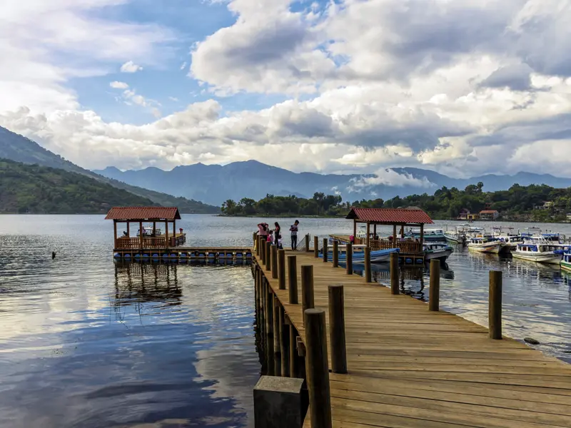 Auf unserer Rundreise durch Guatemala und El Salvador verbringen wir zwei Tage am Lago Atitlán, für viele der schönste See der Welt. Wir unternehmen eine Bootsfahrt und erkunden Santiago Atitlán und San Juan La Laguna.