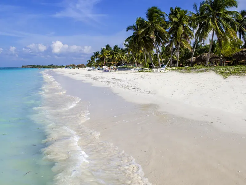 Weißer Sandstrand, türkisblaues Meer, Palmen: Auf unserer Rundreise durch Kuba genießen wir auf Cayo Levisa einen ganzen Tag Urlaubsfeeling vom Feinsten.