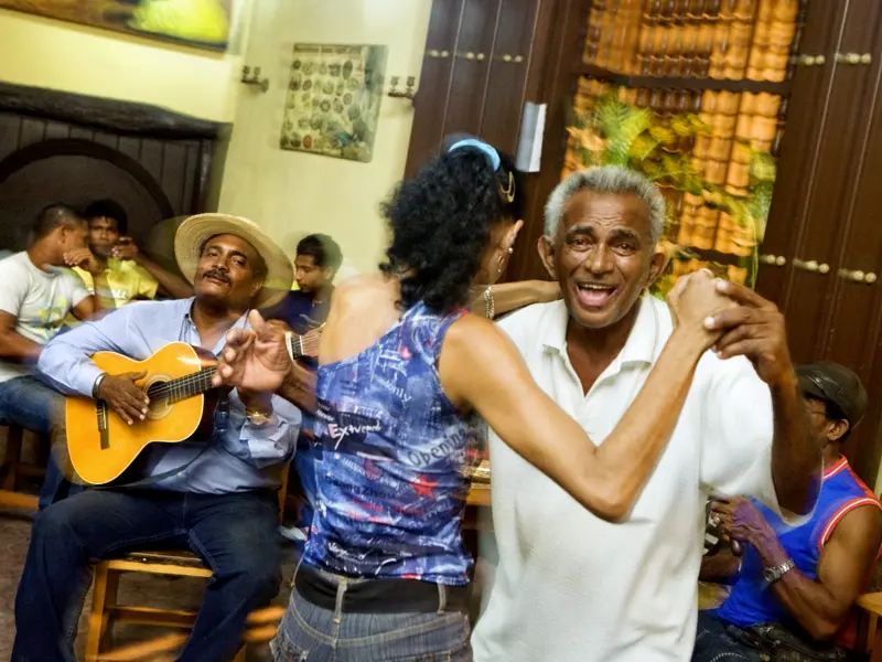Livemusik in der Cafeteria Isabelica in Santiago de Cuba: Auf unserer Rundreise durch Kuba haben wir mehr als eine Gelegenheit, die Hüften zu schwingen.