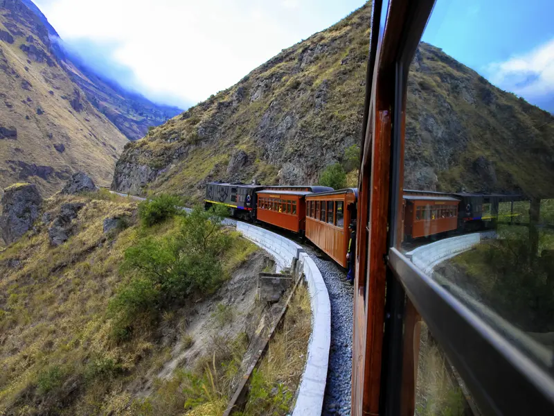 Eines der Highlights Ihrer Rundreise durch Peru ist die aufregendste Zugfahrt der Welt zur legendärenTeufelsnase - einmal im Zickzack hinunter und wieder hinauf.