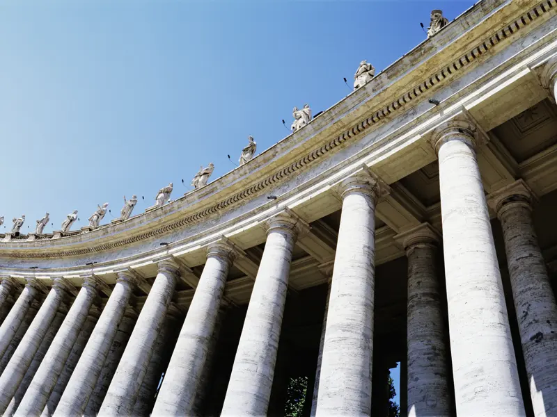 Auf Ihrer individuellen Städtereise nach Rom erwarten Sie am 4. Tag der Petersdom und die Vatikanischen Museen, Wussten Sie, dass die Kolonnaden am Petersplatz die Grenze zwischen Vatikanstadt und Italien markieren?