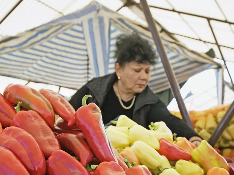 Besuchen Sie bunte Märkte auf Ihrer individuellen Rundreise durch Rumänien und kommen Sie mit den Einheimischen ins Gespräch.