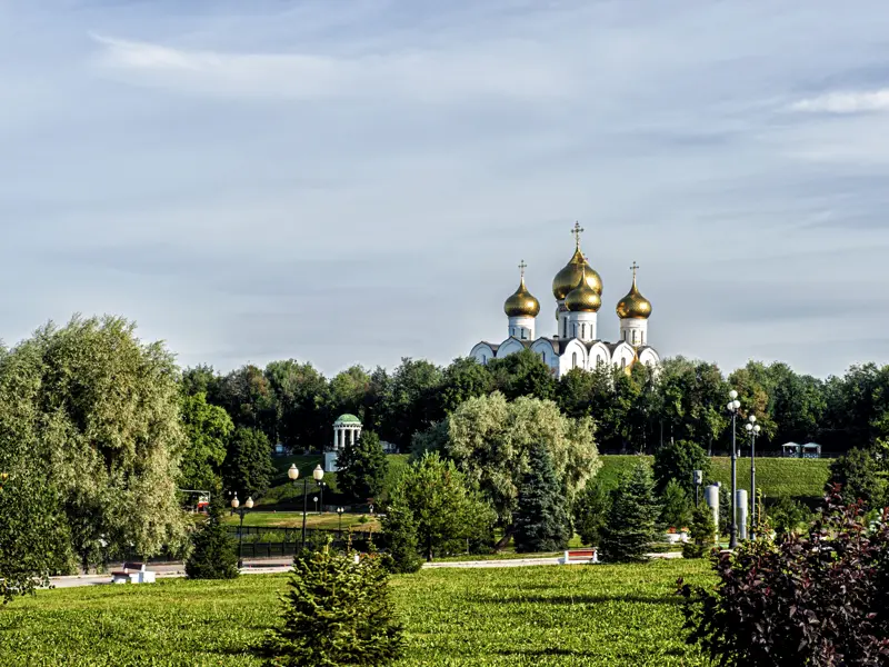 Auf Ihrer individuellen Rundreise durch Russland gibt es unzählige Kirchenkuppeln zu bewundern. Hier ragen die goldenen Kuppeln der Mariä-Entschlafens-Kathedrale in Jaroslawl (UNESCO-Welterbe) weit übers Land.
