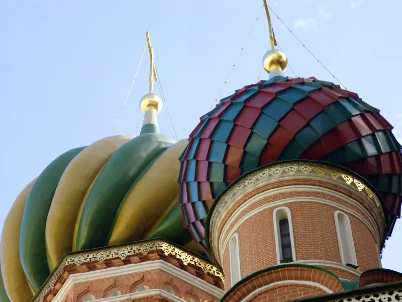 Highlight Ihres Rundganges in Moskau: Vom Kreml sind es nur ein paar Schritte zur Basiliuskathedrale und dann folgen Sie der Moskwa.
