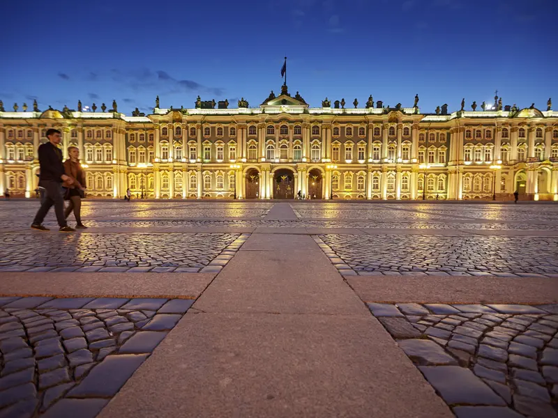 Das steht bei Ihrer individuellen Städtereise nach St. Petersburg natürlich auch auf dem Programm - der Schlossplatz mit dem Winterpalast.