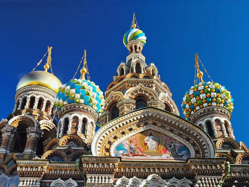 Auf Ihrer individuellen Städtereise nach St. Petersburg kommen Sie bestimmt auch an der Erlöserkirche mit ihren bunten Zwiebeltürmen vorbei.