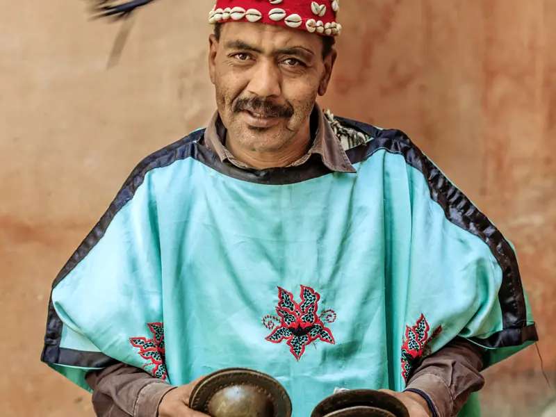 Ein besonders Erlebnis auf Ihrer individuellen Rundreise durch Marokko ist der Besuch des Djemaa-el-Fna in Marrakesch: Open-Air-Theater mit Schlangenbeschwörern, Fakiren und Musikern.
