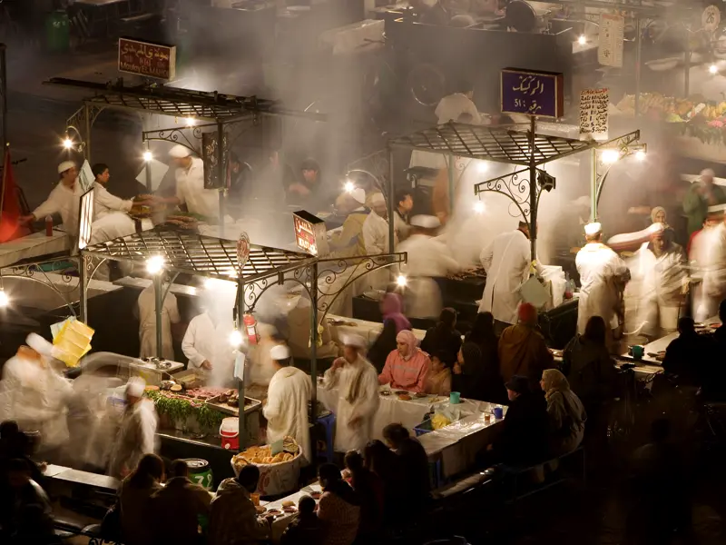 Ein besonderes Erlebnis auf Ihrer individuellen Rundreise durch Marokko - der Nachtmarkt Djemaa-el-Fna in Marrakesch: Hier finden Sie Märchenerzähler, Schlangenbeschwörer, Fakire und natürlich jede Menge Open-Air-Küchen.
