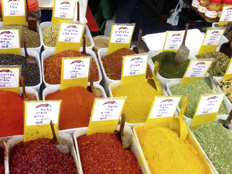 Auf Ihrer individuellen Rundreise durch Israel darf in Jerusalem ein Besuch auf dem Mahane-Yehuda-Markt, Israels größtem Obst- und Gemüsemarkt, natürlich nicht fehlen - hier erwarten Sie unter anderem bunte Gewürzberge.