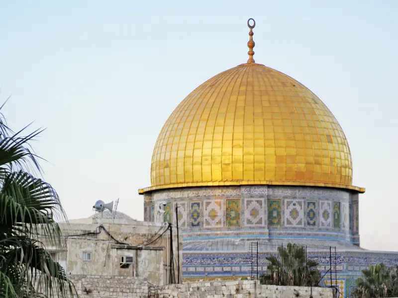 Auf Ihrer individuellen Rundreise durch Israel sehen Sie in Jerusalem über den Mauern der Altstadt den Felsendom mit seiner weithin leuchtenden goldenen Kuppel aufragen.