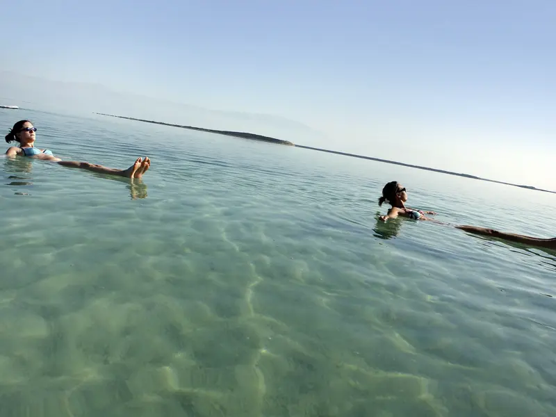 Auf Ihrer individuellen Rundreise nach Israel und Jordanien haben Sie am Toten Meer genug Zeit, um zu testen, wie das mit Floaten ist.