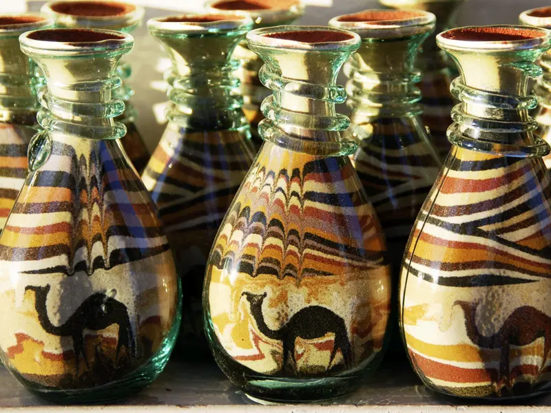 Eine schöne Erinnerung an die weiten Sandflächen im Wadi Ram auf Ihrer individuellen Rundreise durch Jordanien sind die kleinen Vasen mit Motiven der Wüste.