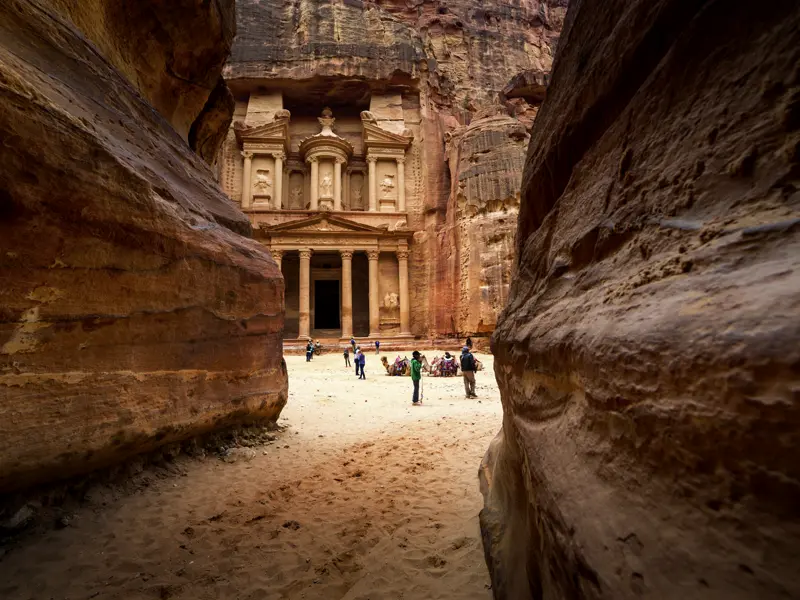 Auf Ihrer individuellen Rundreise durch Jordanien besuchen Sie auch die Felsenstadt Petra, die nur durch eine schmale Schlucht zu erreichen ist - ein unvergessliches Erlebnis!