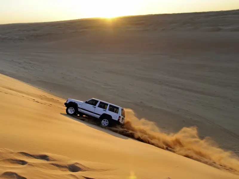 Ein besonderes Erlebnis auf Ihrer individuellen Rundreise durch den Oman: per Jeep in die Sanddünen der Wahiba Sands, wo Sie eine Nacht verbringen.