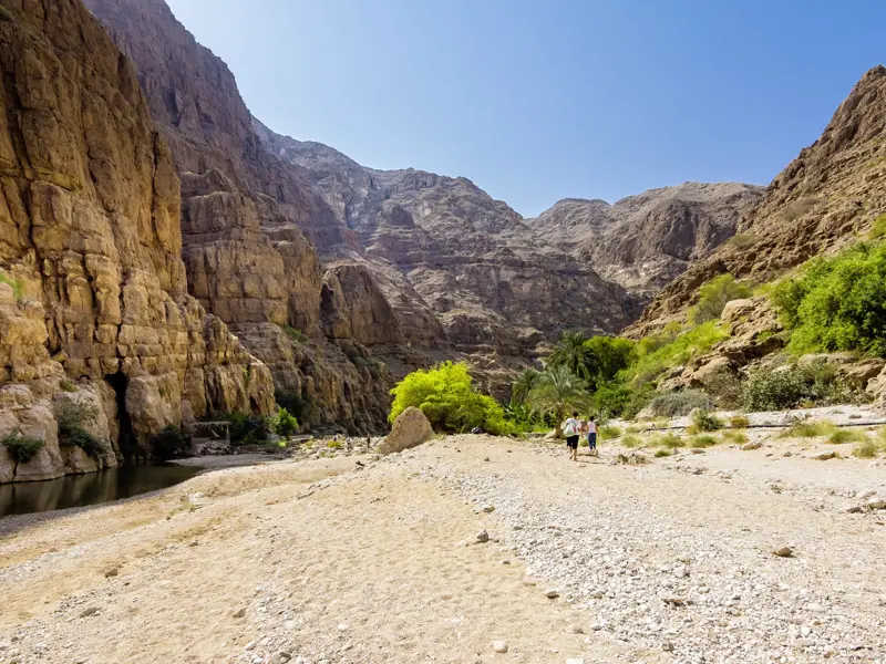 Auf Ihrer individuellen Rundreise durch den Oman machen Sie einen Zwischenstopp am Wadi Tiwi und haben Zeit für einen kurzen Spaziergang durch das Wadi.