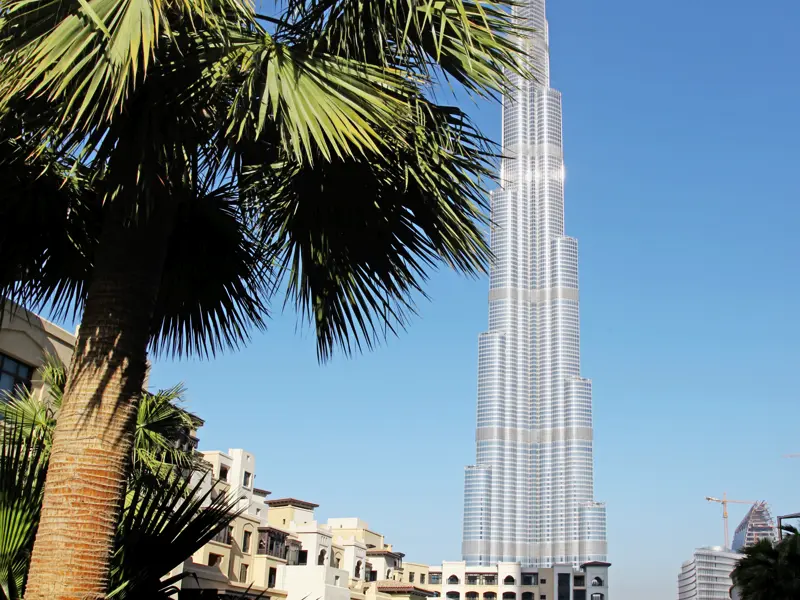 Auf Ihrer individuellen Rundreise durch die Emirate und den Oman sehen Sie in Dubai den Burj Khalifa nicht nur von unten, sondern fahren auch hoch auf die Aussichtsplattform im 124. Stock.