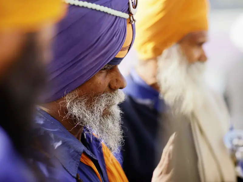 Die Sikhs kommen nicht nur zum Beten in ihren Tempel, sondern auch zum Essen - in der Gemeindeküche warten sie auf Brot oder eine Schale Reis. Auf Ihrer individuellen Rundreise durch Nordindien können Sie in Delhi bei der Essensausgabe helfen.