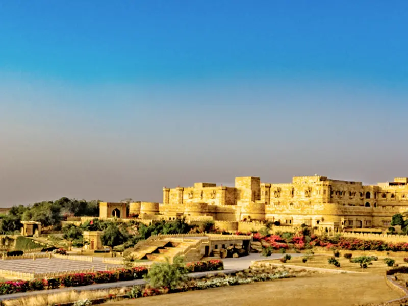 Auf Ihrer individuellen Rundreise durch Nordindien haben Sie bei den Hotels die Wahl zwischen Standard, Premium und Luxus - in der Kategorie Luxus erwartet Sie in Jaisalmer das Hotel Suryagarh.