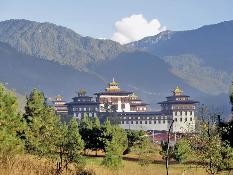 Bei einer Wanderung in Thimphu, einer Station auf Ihrer individuellen Rundreise durch Bhutan, bieten sich Ihnen herrliche Ausblicke auf den Tashichho-Dzong.