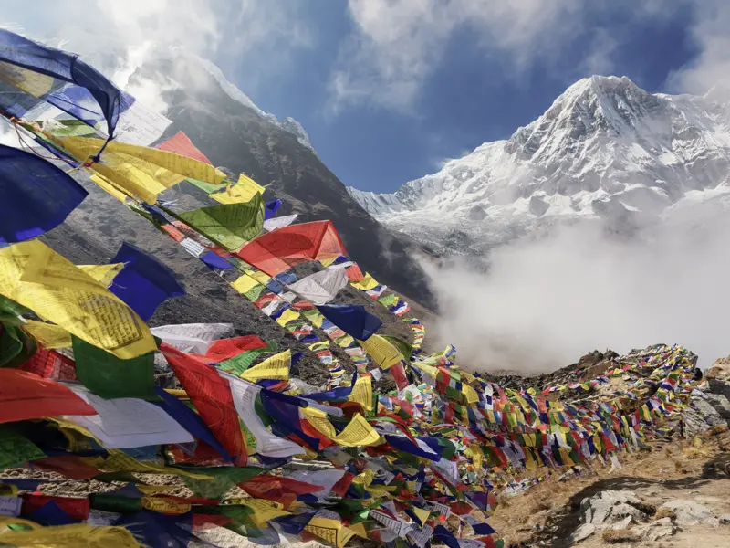 Auf Ihrer individuellen Rundreise durch Nepal trekken Sie fünf Tage in den Ausläufern des Himalaya - begleitet von flatternden Gebetsfahnen.