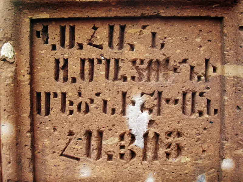 Bei Ihrer Rundreise treffen Sie unterwegs immer wieder auf armenische und georgische Inschriften in den beiden besonderen Schriften.