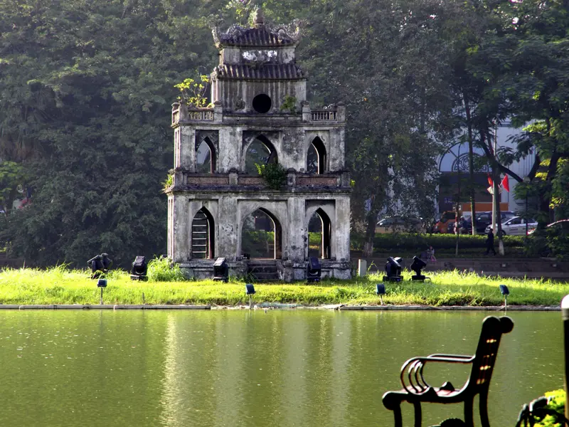 Erste Station Ihrer individuellen Rundreise durch Vietnam ist Hanoi, das Sie auf einer Stadttour erkunden - dazu gehört auch der Hoan-Kiem-See mit dem Schildkrötenturm.