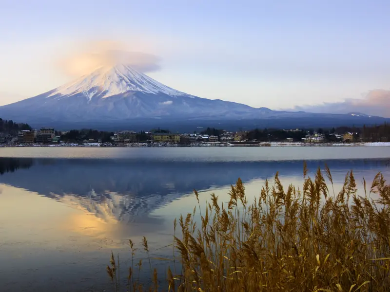 Was für ein Anblick! Auf ihrer individuellen Rundreise durch Japan können Sie den Fuji-san auf einer Bootsfahrt im Hakone-Nationalpark gleich doppelt bewundern: in natura und als Spiegelbild im Ashi-See.