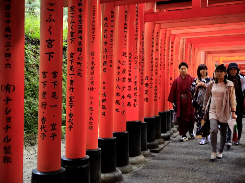 Auf Ihrer individuellen Rundreise durch Japan kommen Sie auch nach Kyoto - wie wäre es am freien Nachmittag mit einem Besuch des berühmten Fushimi-Inari-Schreins - bekannt für seine Alleen aus roten Toriis.
