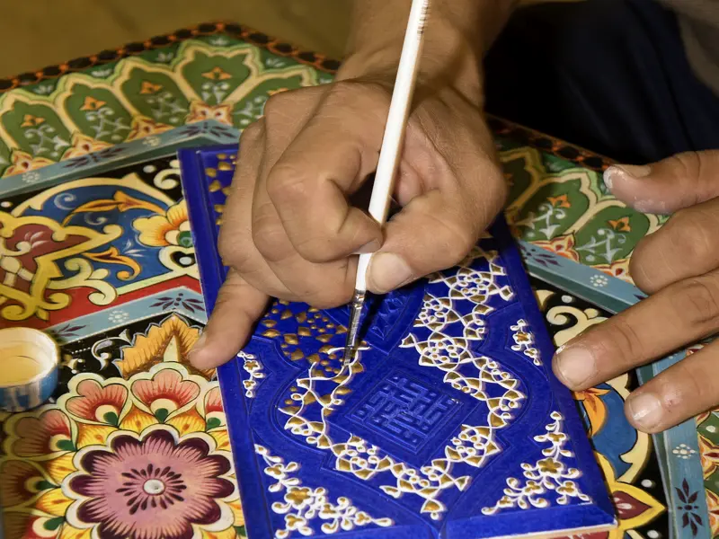 In Gijduvan besuchen Sie auf Ihrer individuellen Rundreise durch Usbekistan eine Keramikmanufaktur, in der die Kunst der Keramikherstellung Familientradition ist.