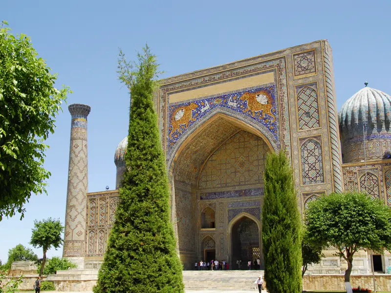 Im 2700 Jahre alten Samarkand erwartet Sie auf Ihrer individuellen Rundreise durch Usbekistan Architektur wie aus dem Märchen, unter anderem der Registan, der als nobelster Platz der Welt bezeichnet wird.