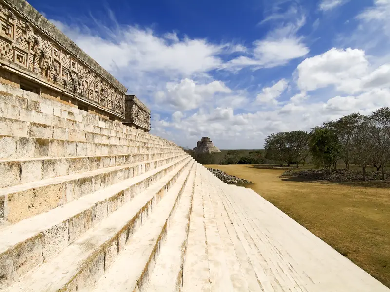 In Uxmal in Yukatan können Sie auf Ihrer individuellen Rundreise durch Mexiko die steilen Pyramide des Wahrsagers erklimmen und in die Welt der Maya eintauchen.