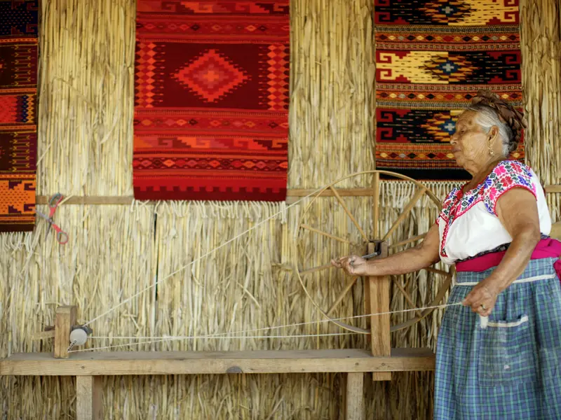 Auf Ihrer individuellen Rundreise durch Mexiko stoppen Sie an einer Spinnerei in Teotitlán und können die farbenfrohen Teppiche mit ihren kunstvollen Mustern bewundern.