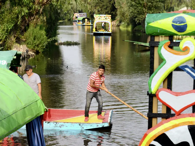 Auf Ihrer individuellen Rundreise durch Mexiko lernen Sie in Mexiko-Stadt bei einer Bootstour die Kanäle von Xochimilco mit ihren schwimmenden Gärten kennen.