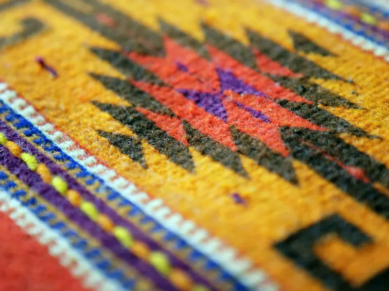 Auf Ihrer individuellen Rundreise durch Mexiko können Sie farbenfrohe handgewebte Teppiche und anderes Kunsthandwerk bewundern.