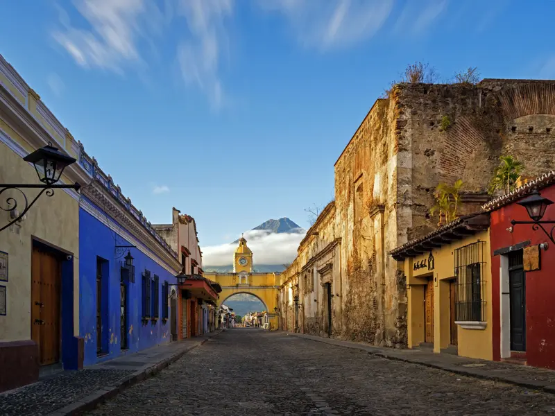 Zum Auftakt Ihrer individuellen Rundreise durch Guatemala erkunden Sie Antigua mit seinem kolonialen Zentrum vor der beeindruckenden Kulisse der Vulkane.