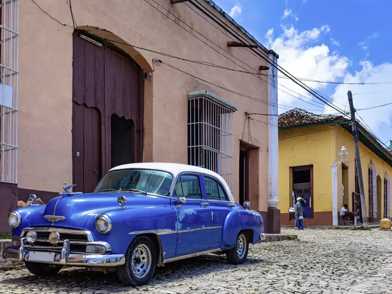 Denkt man an Kuba, denkt man an Zigarren, Rum und ... Oldtimer. Auf Ihrer individuellen Rundreise durch Kuba unternehmen Sie natürlich auch eine Tour in einem dieser nostalgischen Gefährte.