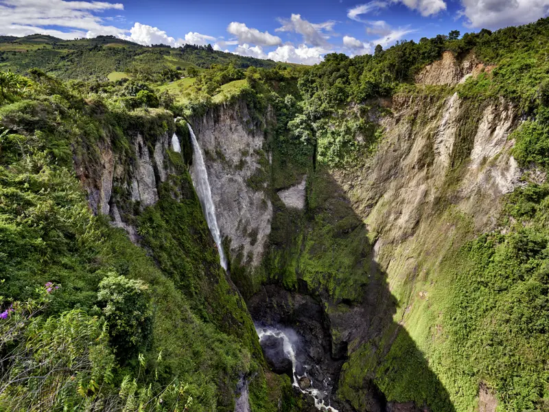 Ein Spektakel für Augen und Ohren: der 180 m hohe Wasserfall Salto de Mortino, dem Sie auf Ihrer individuellen Rundreise durch Kolumbien einen Besuch abstatten.