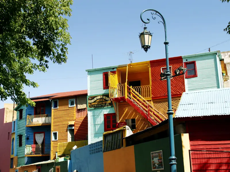 Auf Ihrer individuellen Rundreise durch Südamerika erkunden Sie in der argentinischen Hauptstadt Buenos Aires das Viertel La Boca mit seinen bunten Häusern aus Wellblech.